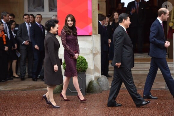 Kate Middleton, duchesse de Cambridge (en robe Dolce and Gabbana), et le prince William étaient le 21 octobre 2015 les hôtes du président chinois Xi Jinping et son épouse Peng Luyan, présents à leurs côtés à Lancaster House, à Londres, pour une série d'événements dans le cadre de leur visite officielle.