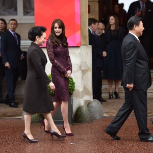 Kate Middleton, duchesse de Cambridge (en robe Dolce and Gabbana), et le prince William étaient le 21 octobre 2015 les hôtes du président chinois Xi Jinping et son épouse Peng Luyan, présents à leurs côtés à Lancaster House, à Londres, pour une série d'événements dans le cadre de leur visite officielle.