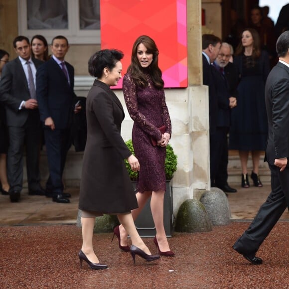 Kate Middleton, duchesse de Cambridge (en robe Dolce and Gabbana), et le prince William étaient le 21 octobre 2015 les hôtes du président chinois Xi Jinping et son épouse Peng Luyan, présents à leurs côtés à Lancaster House, à Londres, pour une série d'événements dans le cadre de leur visite officielle.