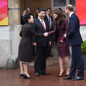 Kate Middleton, duchesse de Cambridge (en robe Dolce and Gabbana), et le prince William étaient le 21 octobre 2015 les hôtes du président chinois Xi Jinping et son épouse Peng Luyan, présents à leurs côtés à Lancaster House, à Londres, pour une série d'événements dans le cadre de leur visite officielle.