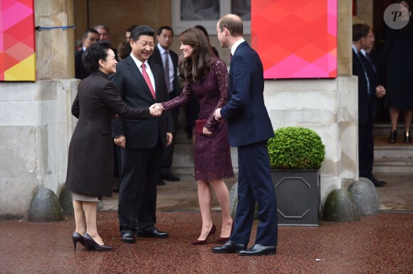 Kate Middleton, duchesse de Cambridge (en robe Dolce and Gabbana), et le prince William étaient le 21 octobre 2015 les hôtes du président chinois Xi Jinping et son épouse Peng Luyan, présents à leurs côtés à Lancaster House, à Londres, pour une série d'événements dans le cadre de leur visite officielle.