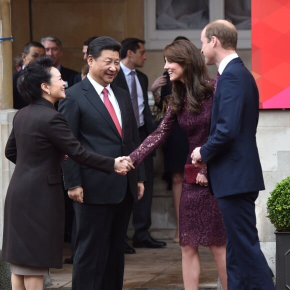 Kate Middleton, duchesse de Cambridge (en robe Dolce and Gabbana), et le prince William étaient le 21 octobre 2015 les hôtes du président chinois Xi Jinping et son épouse Peng Luyan, présents à leurs côtés à Lancaster House, à Londres, pour une série d'événements dans le cadre de leur visite officielle.