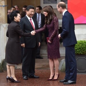 Kate Middleton, duchesse de Cambridge (en robe Dolce and Gabbana), et le prince William étaient le 21 octobre 2015 les hôtes du président chinois Xi Jinping et son épouse Peng Luyan, présents à leurs côtés à Lancaster House, à Londres, pour une série d'événements dans le cadre de leur visite officielle.