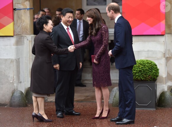 Kate Middleton, duchesse de Cambridge (en robe Dolce and Gabbana), et le prince William étaient le 21 octobre 2015 les hôtes du président chinois Xi Jinping et son épouse Peng Luyan, présents à leurs côtés à Lancaster House, à Londres, pour une série d'événements dans le cadre de leur visite officielle.