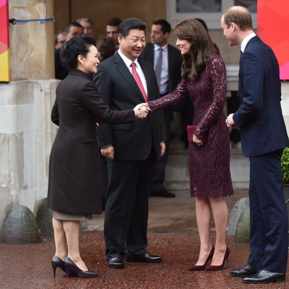 Kate Middleton, duchesse de Cambridge (en robe Dolce and Gabbana), et le prince William étaient le 21 octobre 2015 les hôtes du président chinois Xi Jinping et son épouse Peng Luyan, présents à leurs côtés à Lancaster House, à Londres, pour une série d'événements dans le cadre de leur visite officielle.