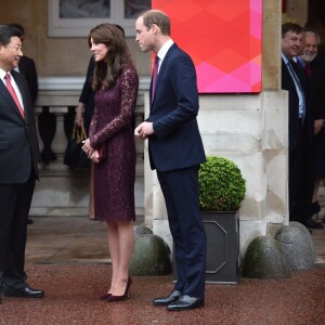 Kate Middleton, duchesse de Cambridge (en robe Dolce and Gabbana), et le prince William étaient le 21 octobre 2015 les hôtes du président chinois Xi Jinping et son épouse Peng Luyan, présents à leurs côtés à Lancaster House, à Londres, pour une série d'événements dans le cadre de leur visite officielle.