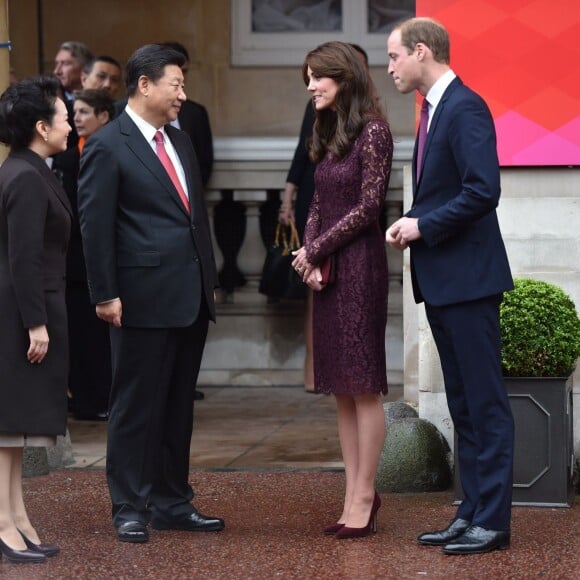 Kate Middleton, duchesse de Cambridge (en robe Dolce and Gabbana), et le prince William étaient le 21 octobre 2015 les hôtes du président chinois Xi Jinping et son épouse Peng Luyan, présents à leurs côtés à Lancaster House, à Londres, pour une série d'événements dans le cadre de leur visite officielle.