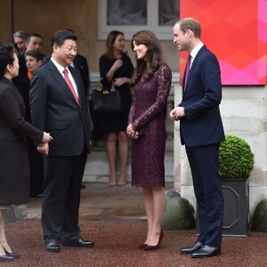 Kate Middleton, duchesse de Cambridge (en robe Dolce and Gabbana), et le prince William étaient le 21 octobre 2015 les hôtes du président chinois Xi Jinping et son épouse Peng Luyan, présents à leurs côtés à Lancaster House, à Londres, pour une série d'événements dans le cadre de leur visite officielle.