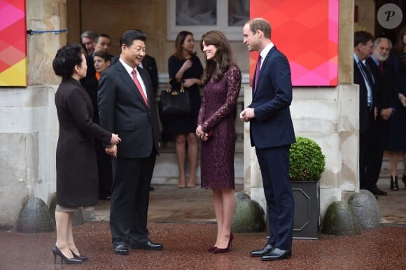 Kate Middleton, duchesse de Cambridge (en robe Dolce and Gabbana), et le prince William étaient le 21 octobre 2015 les hôtes du président chinois Xi Jinping et son épouse Peng Luyan, présents à leurs côtés à Lancaster House, à Londres, pour une série d'événements dans le cadre de leur visite officielle.