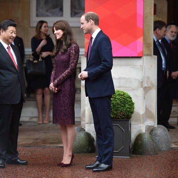 Kate Middleton, duchesse de Cambridge (en robe Dolce and Gabbana), et le prince William étaient le 21 octobre 2015 les hôtes du président chinois Xi Jinping et son épouse Peng Luyan, présents à leurs côtés à Lancaster House, à Londres, pour une série d'événements dans le cadre de leur visite officielle.