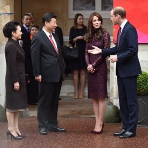 Kate Middleton, duchesse de Cambridge (en robe Dolce and Gabbana), et le prince William étaient le 21 octobre 2015 les hôtes du président chinois Xi Jinping et son épouse Peng Luyan, présents à leurs côtés à Lancaster House, à Londres, pour une série d'événements dans le cadre de leur visite officielle.