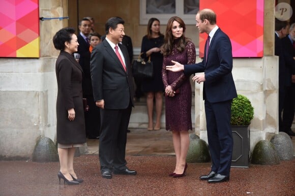 Kate Middleton, duchesse de Cambridge (en robe Dolce and Gabbana), et le prince William étaient le 21 octobre 2015 les hôtes du président chinois Xi Jinping et son épouse Peng Luyan, présents à leurs côtés à Lancaster House, à Londres, pour une série d'événements dans le cadre de leur visite officielle.