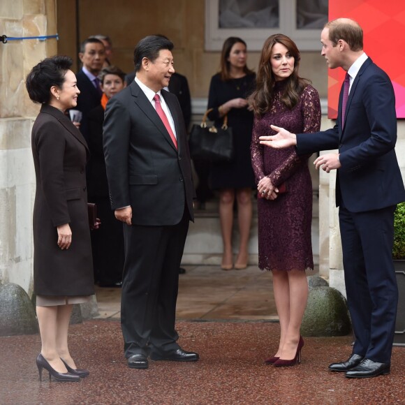 Kate Middleton, duchesse de Cambridge (en robe Dolce and Gabbana), et le prince William étaient le 21 octobre 2015 les hôtes du président chinois Xi Jinping et son épouse Peng Luyan, présents à leurs côtés à Lancaster House, à Londres, pour une série d'événements dans le cadre de leur visite officielle.