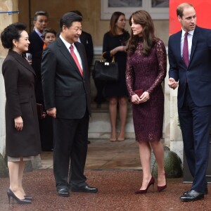 Kate Middleton, duchesse de Cambridge (en robe Dolce and Gabbana), et le prince William étaient le 21 octobre 2015 les hôtes du président chinois Xi Jinping et son épouse Peng Luyan, présents à leurs côtés à Lancaster House, à Londres, pour une série d'événements dans le cadre de leur visite officielle.