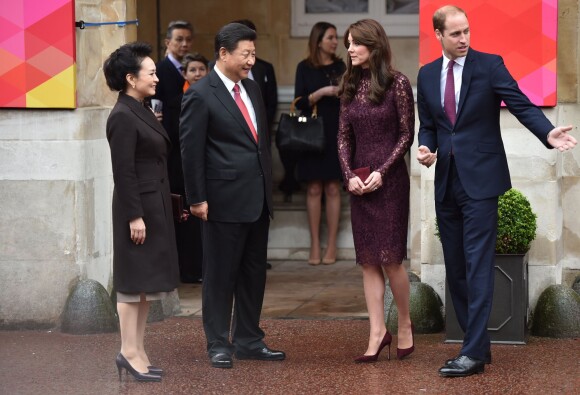 Kate Middleton, duchesse de Cambridge (en robe Dolce and Gabbana), et le prince William étaient le 21 octobre 2015 les hôtes du président chinois Xi Jinping et son épouse Peng Luyan, présents à leurs côtés à Lancaster House, à Londres, pour une série d'événements dans le cadre de leur visite officielle.