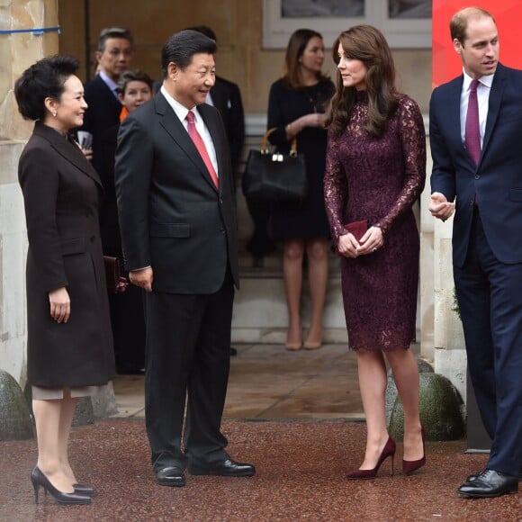 Kate Middleton, duchesse de Cambridge (en robe Dolce and Gabbana), et le prince William étaient le 21 octobre 2015 les hôtes du président chinois Xi Jinping et son épouse Peng Luyan, présents à leurs côtés à Lancaster House, à Londres, pour une série d'événements dans le cadre de leur visite officielle.