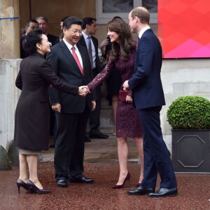 Kate Middleton, duchesse de Cambridge (en robe Dolce and Gabbana), et le prince William étaient le 21 octobre 2015 les hôtes du président chinois Xi Jinping et son épouse Peng Luyan, présents à leurs côtés à Lancaster House, à Londres, pour une série d'événements dans le cadre de leur visite officielle.