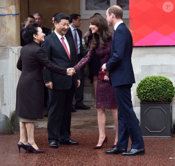 Kate Middleton, duchesse de Cambridge (en robe Dolce and Gabbana), et le prince William étaient le 21 octobre 2015 les hôtes du président chinois Xi Jinping et son épouse Peng Luyan, présents à leurs côtés à Lancaster House, à Londres, pour une série d'événements dans le cadre de leur visite officielle.