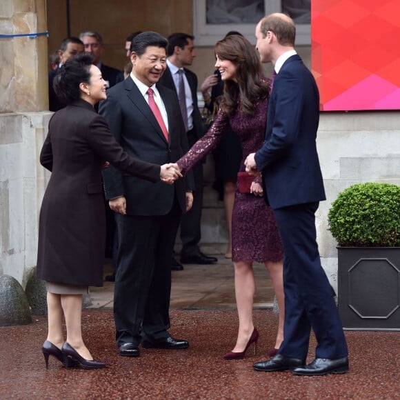 Kate Middleton, duchesse de Cambridge (en robe Dolce and Gabbana), et le prince William étaient le 21 octobre 2015 les hôtes du président chinois Xi Jinping et son épouse Peng Luyan, présents à leurs côtés à Lancaster House, à Londres, pour une série d'événements dans le cadre de leur visite officielle.