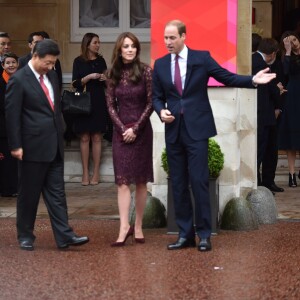 Kate Middleton, duchesse de Cambridge (en robe Dolce and Gabbana), et le prince William étaient le 21 octobre 2015 les hôtes du président chinois Xi Jinping et son épouse Peng Luyan, présents à leurs côtés à Lancaster House, à Londres, pour une série d'événements dans le cadre de leur visite officielle.