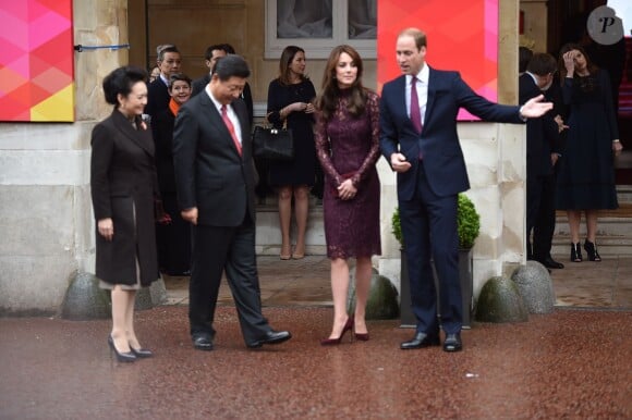 Kate Middleton, duchesse de Cambridge (en robe Dolce and Gabbana), et le prince William étaient le 21 octobre 2015 les hôtes du président chinois Xi Jinping et son épouse Peng Luyan, présents à leurs côtés à Lancaster House, à Londres, pour une série d'événements dans le cadre de leur visite officielle.