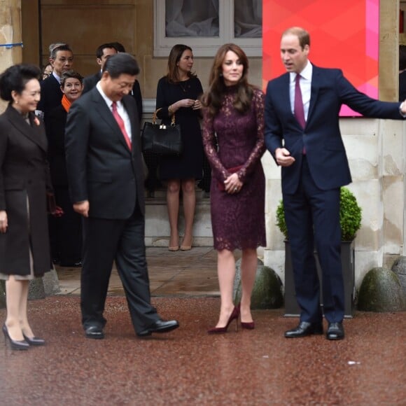 Kate Middleton, duchesse de Cambridge (en robe Dolce and Gabbana), et le prince William étaient le 21 octobre 2015 les hôtes du président chinois Xi Jinping et son épouse Peng Luyan, présents à leurs côtés à Lancaster House, à Londres, pour une série d'événements dans le cadre de leur visite officielle.