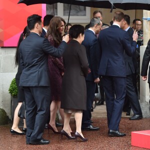 Kate Middleton, duchesse de Cambridge (en robe Dolce and Gabbana), et le prince William étaient le 21 octobre 2015 les hôtes du président chinois Xi Jinping et son épouse Peng Luyan, présents à leurs côtés à Lancaster House, à Londres, pour une série d'événements dans le cadre de leur visite officielle.