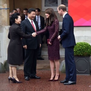 Kate Middleton, duchesse de Cambridge (en robe Dolce and Gabbana), et le prince William étaient le 21 octobre 2015 les hôtes du président chinois Xi Jinping et son épouse Peng Luyan, présents à leurs côtés à Lancaster House, à Londres, pour une série d'événements dans le cadre de leur visite officielle.