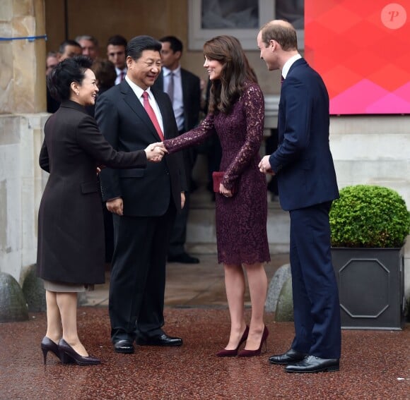 Kate Middleton, duchesse de Cambridge (en robe Dolce and Gabbana), et le prince William étaient le 21 octobre 2015 les hôtes du président chinois Xi Jinping et son épouse Peng Luyan, présents à leurs côtés à Lancaster House, à Londres, pour une série d'événements dans le cadre de leur visite officielle.