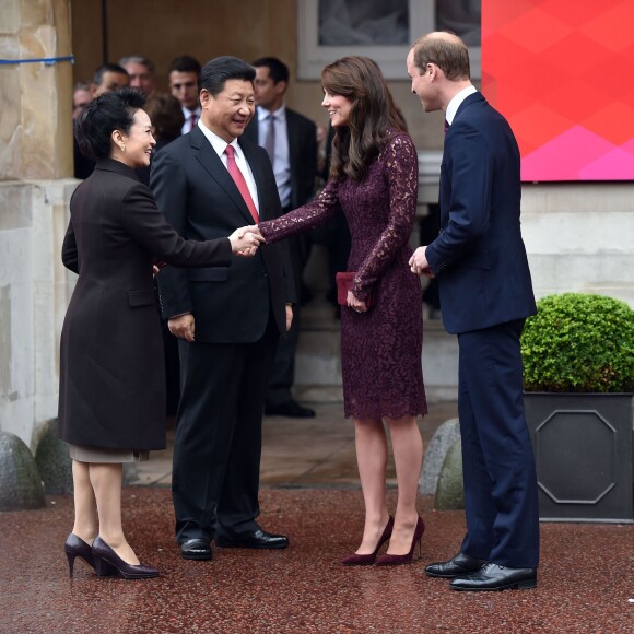 Kate Middleton, duchesse de Cambridge (en robe Dolce and Gabbana), et le prince William étaient le 21 octobre 2015 les hôtes du président chinois Xi Jinping et son épouse Peng Luyan, présents à leurs côtés à Lancaster House, à Londres, pour une série d'événements dans le cadre de leur visite officielle.