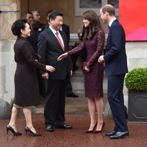 Kate Middleton, duchesse de Cambridge (en robe Dolce and Gabbana), et le prince William étaient le 21 octobre 2015 les hôtes du président chinois Xi Jinping et son épouse Peng Luyan, présents à leurs côtés à Lancaster House, à Londres, pour une série d'événements dans le cadre de leur visite officielle.