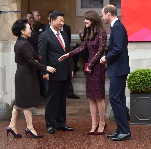 Kate Middleton, duchesse de Cambridge (en robe Dolce and Gabbana), et le prince William étaient le 21 octobre 2015 les hôtes du président chinois Xi Jinping et son épouse Peng Luyan, présents à leurs côtés à Lancaster House, à Londres, pour une série d'événements dans le cadre de leur visite officielle.