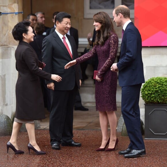 Kate Middleton, duchesse de Cambridge (en robe Dolce and Gabbana), et le prince William étaient le 21 octobre 2015 les hôtes du président chinois Xi Jinping et son épouse Peng Luyan, présents à leurs côtés à Lancaster House, à Londres, pour une série d'événements dans le cadre de leur visite officielle.