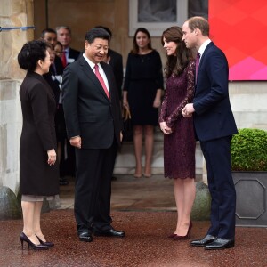 Kate Middleton, duchesse de Cambridge (en robe Dolce and Gabbana), et le prince William étaient le 21 octobre 2015 les hôtes du président chinois Xi Jinping et son épouse Peng Luyan, présents à leurs côtés à Lancaster House, à Londres, pour une série d'événements dans le cadre de leur visite officielle.