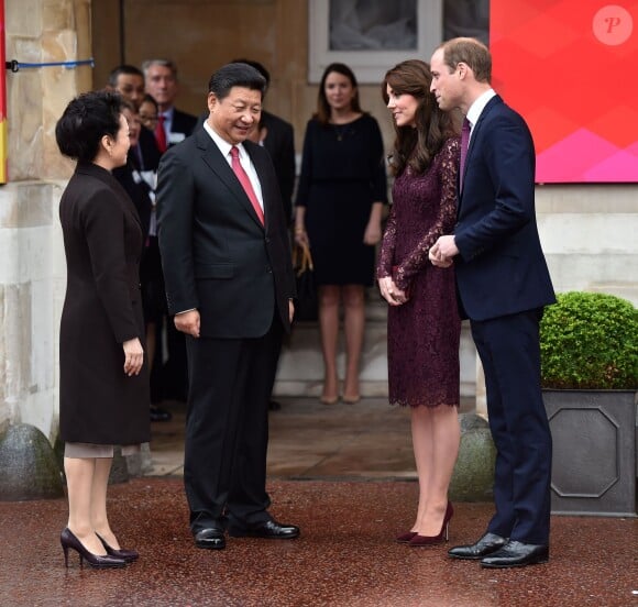 Kate Middleton, duchesse de Cambridge (en robe Dolce and Gabbana), et le prince William étaient le 21 octobre 2015 les hôtes du président chinois Xi Jinping et son épouse Peng Luyan, présents à leurs côtés à Lancaster House, à Londres, pour une série d'événements dans le cadre de leur visite officielle.