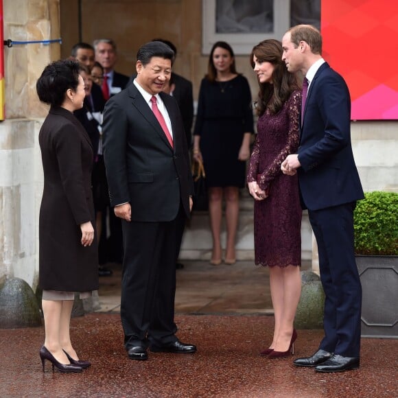 Kate Middleton, duchesse de Cambridge (en robe Dolce and Gabbana), et le prince William étaient le 21 octobre 2015 les hôtes du président chinois Xi Jinping et son épouse Peng Luyan, présents à leurs côtés à Lancaster House, à Londres, pour une série d'événements dans le cadre de leur visite officielle.