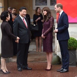 Kate Middleton, duchesse de Cambridge (en robe Dolce and Gabbana), et le prince William étaient le 21 octobre 2015 les hôtes du président chinois Xi Jinping et son épouse Peng Luyan, présents à leurs côtés à Lancaster House, à Londres, pour une série d'événements dans le cadre de leur visite officielle.