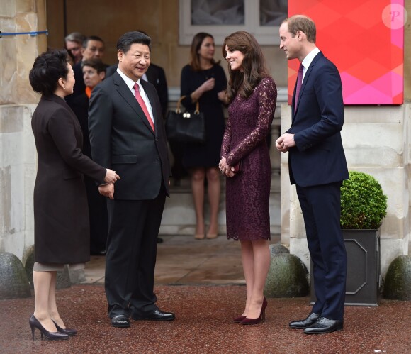 Kate Middleton, duchesse de Cambridge (en robe Dolce and Gabbana), et le prince William étaient le 21 octobre 2015 les hôtes du président chinois Xi Jinping et son épouse Peng Luyan, présents à leurs côtés à Lancaster House, à Londres, pour une série d'événements dans le cadre de leur visite officielle.