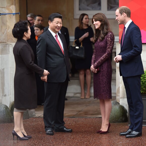 Kate Middleton, duchesse de Cambridge (en robe Dolce and Gabbana), et le prince William étaient le 21 octobre 2015 les hôtes du président chinois Xi Jinping et son épouse Peng Luyan, présents à leurs côtés à Lancaster House, à Londres, pour une série d'événements dans le cadre de leur visite officielle.