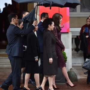 Kate Middleton, duchesse de Cambridge (en robe Dolce and Gabbana), et le prince William étaient le 21 octobre 2015 les hôtes du président chinois Xi Jinping et son épouse Peng Luyan, présents à leurs côtés à Lancaster House, à Londres, pour une série d'événements dans le cadre de leur visite officielle.