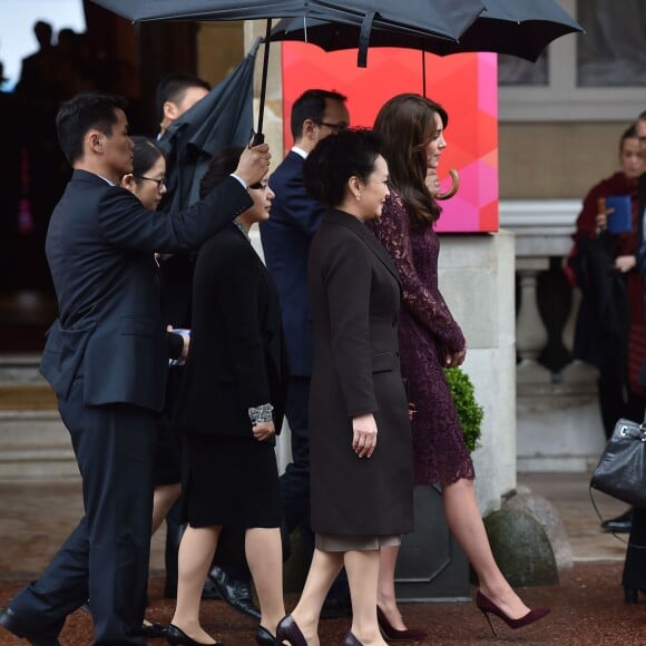 Kate Middleton, duchesse de Cambridge (en robe Dolce and Gabbana), et le prince William étaient le 21 octobre 2015 les hôtes du président chinois Xi Jinping et son épouse Peng Luyan, présents à leurs côtés à Lancaster House, à Londres, pour une série d'événements dans le cadre de leur visite officielle.