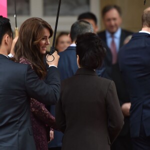 Kate Middleton, duchesse de Cambridge (en robe Dolce and Gabbana), et le prince William étaient le 21 octobre 2015 les hôtes du président chinois Xi Jinping et son épouse Peng Luyan, présents à leurs côtés à Lancaster House, à Londres, pour une série d'événements dans le cadre de leur visite officielle.