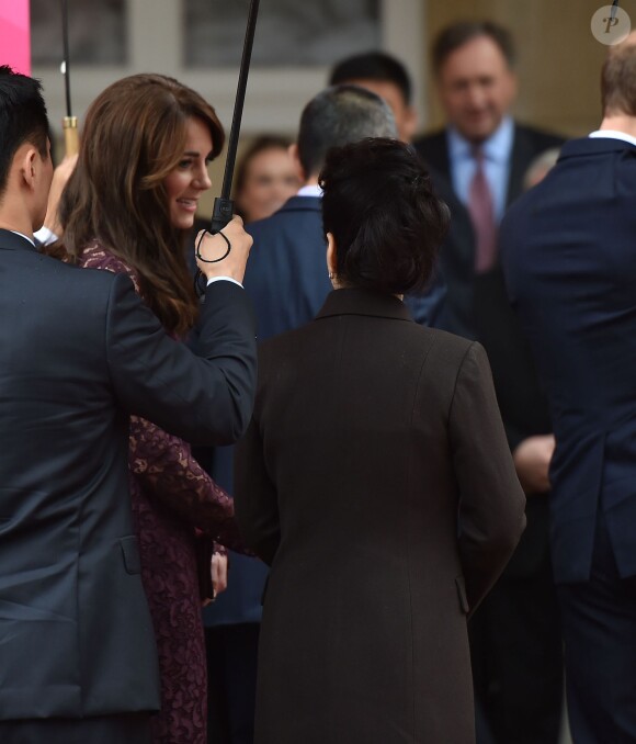 Kate Middleton, duchesse de Cambridge (en robe Dolce and Gabbana), et le prince William étaient le 21 octobre 2015 les hôtes du président chinois Xi Jinping et son épouse Peng Luyan, présents à leurs côtés à Lancaster House, à Londres, pour une série d'événements dans le cadre de leur visite officielle.