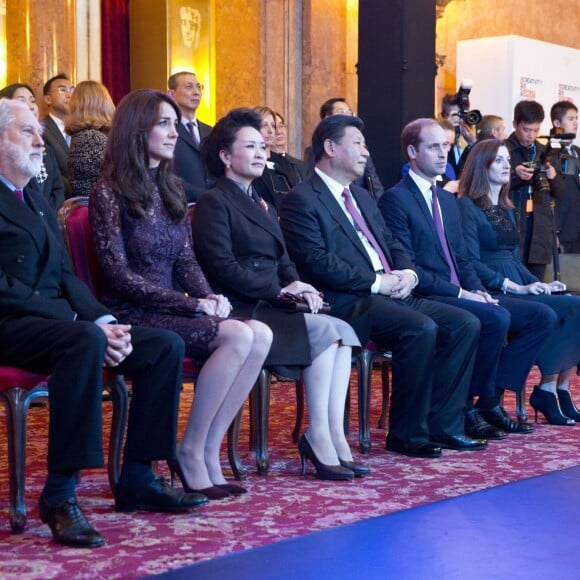 La duchesse Catherine de Cambridge (en robe Dolce and Gabbana) et le prince William ont assisté le 21 octobre 2015 aux côtés du président chinois Xi Jinping et son épouse Peng Luyan à la présentation d'un extrait de la comédie musicale Matilda à Lancaster House, à Londres.