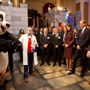 La duchesse Catherine de Cambridge (en robe Dolce and Gabbana) et le prince William étaient le 21 octobre 2015 aux côtés du président chinois Xi Jinping et son épouse Peng Luyan à Lancaster House, à Londres, pour une série d'événements dans le cadre de leur visite officielle de quatre jours au Royaume-Uni. Kung Fu Panda, Poldark ou encore Matilda étaient au programme !