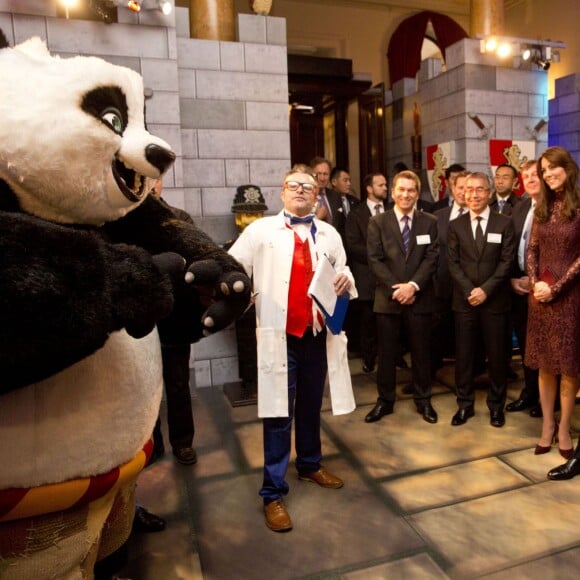 La duchesse Catherine de Cambridge (en robe Dolce and Gabbana) et le prince William étaient le 21 octobre 2015 aux côtés du président chinois Xi Jinping et son épouse Peng Luyan à Lancaster House, à Londres, pour une série d'événements dans le cadre de leur visite officielle de quatre jours au Royaume-Uni. Kung Fu Panda, Poldark ou encore Matilda étaient au programme !