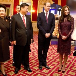 La duchesse Catherine de Cambridge (en robe Dolce and Gabbana) et le prince William étaient le 21 octobre 2015 aux côtés du président chinois Xi Jinping et son épouse Peng Luyan à Lancaster House, à Londres, pour une série d'événements dans le cadre de leur visite officielle de quatre jours au Royaume-Uni. Kung Fu Panda, Poldark ou encore Matilda étaient au programme !