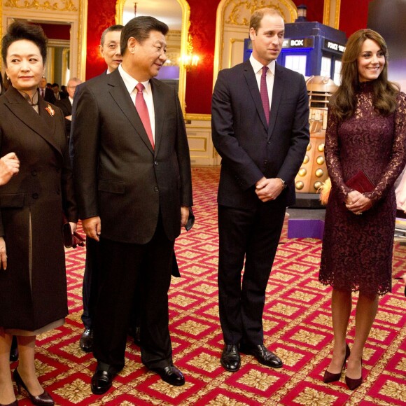 La duchesse Catherine de Cambridge (en robe Dolce and Gabbana) et le prince William étaient le 21 octobre 2015 aux côtés du président chinois Xi Jinping et son épouse Peng Luyan à Lancaster House, à Londres, pour une série d'événements dans le cadre de leur visite officielle de quatre jours au Royaume-Uni. Kung Fu Panda, Poldark ou encore Matilda étaient au programme !