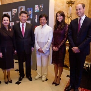 Jackie Chan était de la partie ! La duchesse Catherine de Cambridge (en robe Dolce and Gabbana) et le prince William étaient le 21 octobre 2015 aux côtés du président chinois Xi Jinping et son épouse Peng Luyan à Lancaster House, à Londres, pour une série d'événements dans le cadre de leur visite officielle de quatre jours au Royaume-Uni. Kung Fu Panda, Poldark ou encore Matilda étaient au programme !