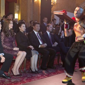 La duchesse Catherine de Cambridge (en robe Dolce and Gabbana) et le prince William étaient le 21 octobre 2015 aux côtés du président chinois Xi Jinping et son épouse Peng Luyan à Lancaster House, à Londres, pour une série d'événements dans le cadre de leur visite officielle de quatre jours au Royaume-Uni. Kung Fu Panda, Poldark ou encore Matilda étaient au programme !